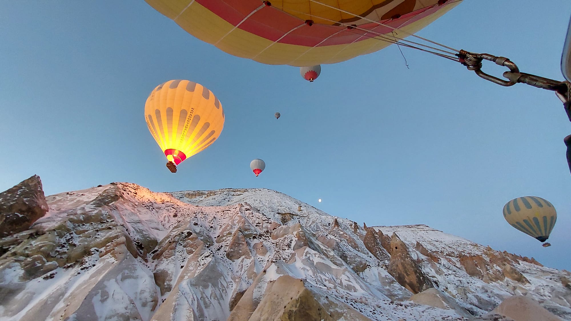 Vista hacia arriba de Globos y Montaña Capadocia