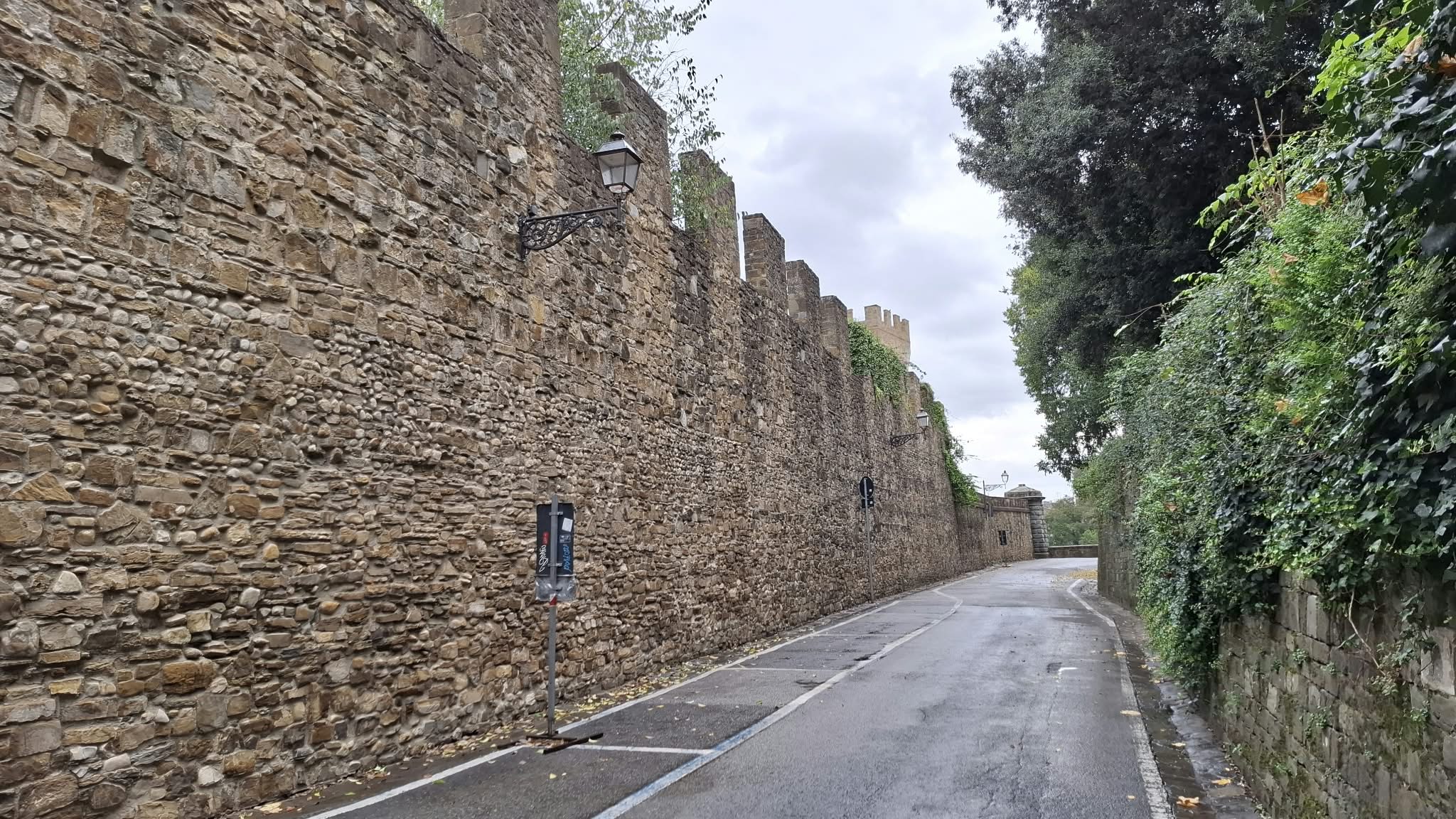 Muralla de Florencia bajando desde Piazzale Michelangelo