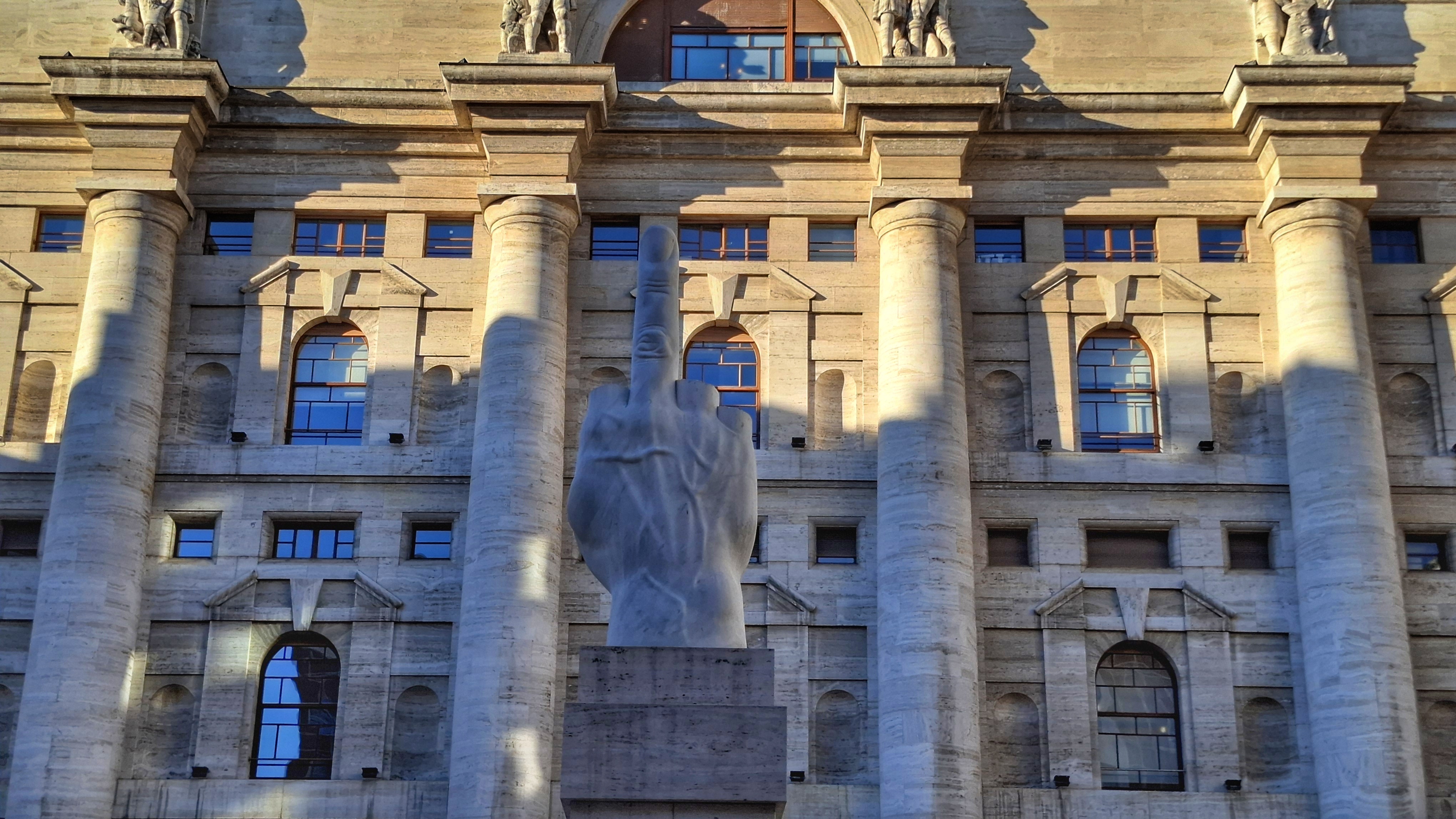 Dedo de la Bolsa de Milan