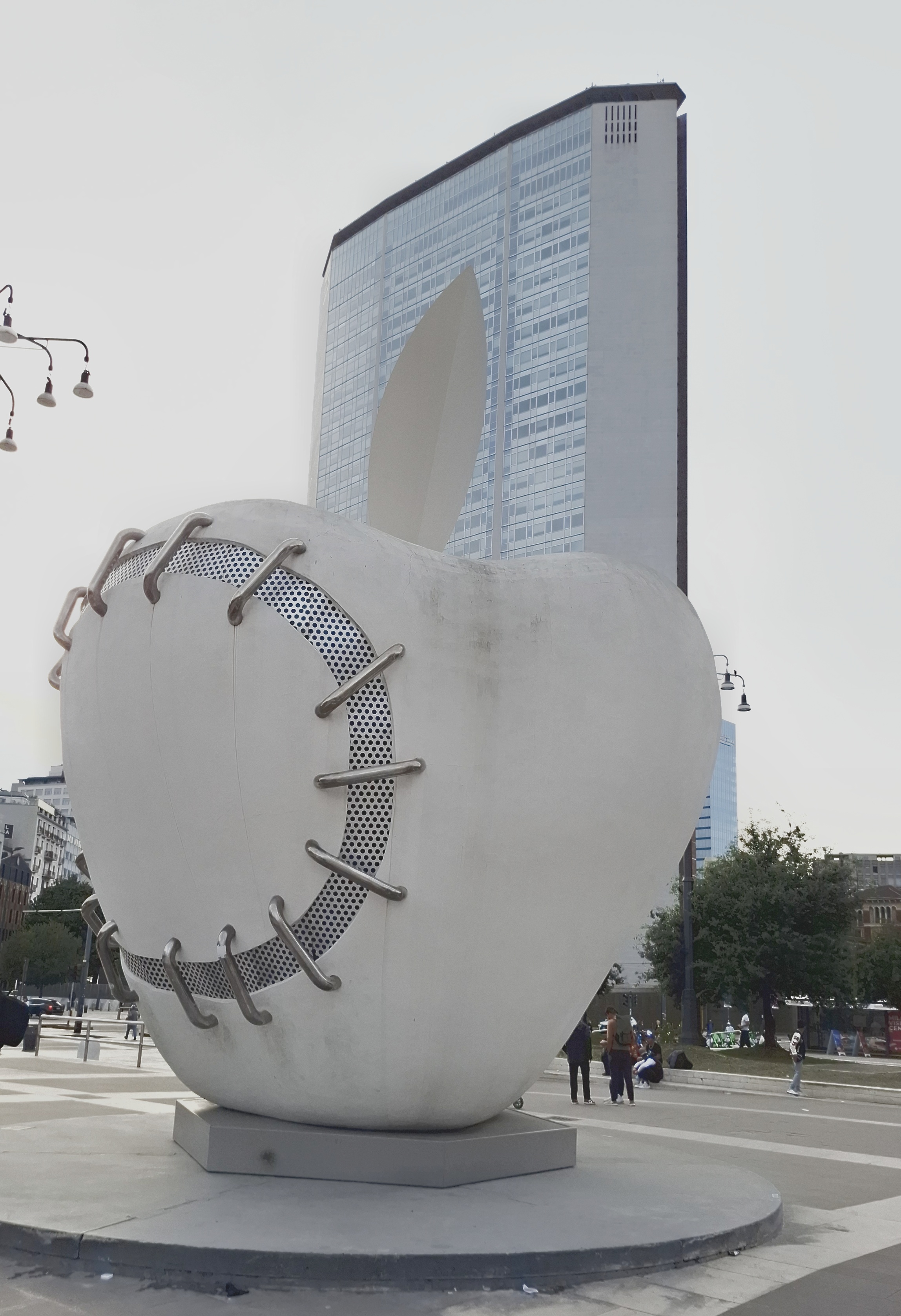 La Mela Reintegrata - La manzana Reintegrada