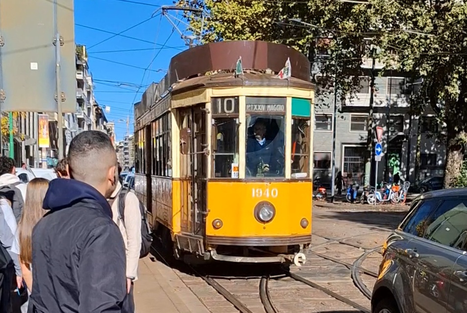Tranvía amarillo antiguo, parada frente a Stazione Centrale di Milano