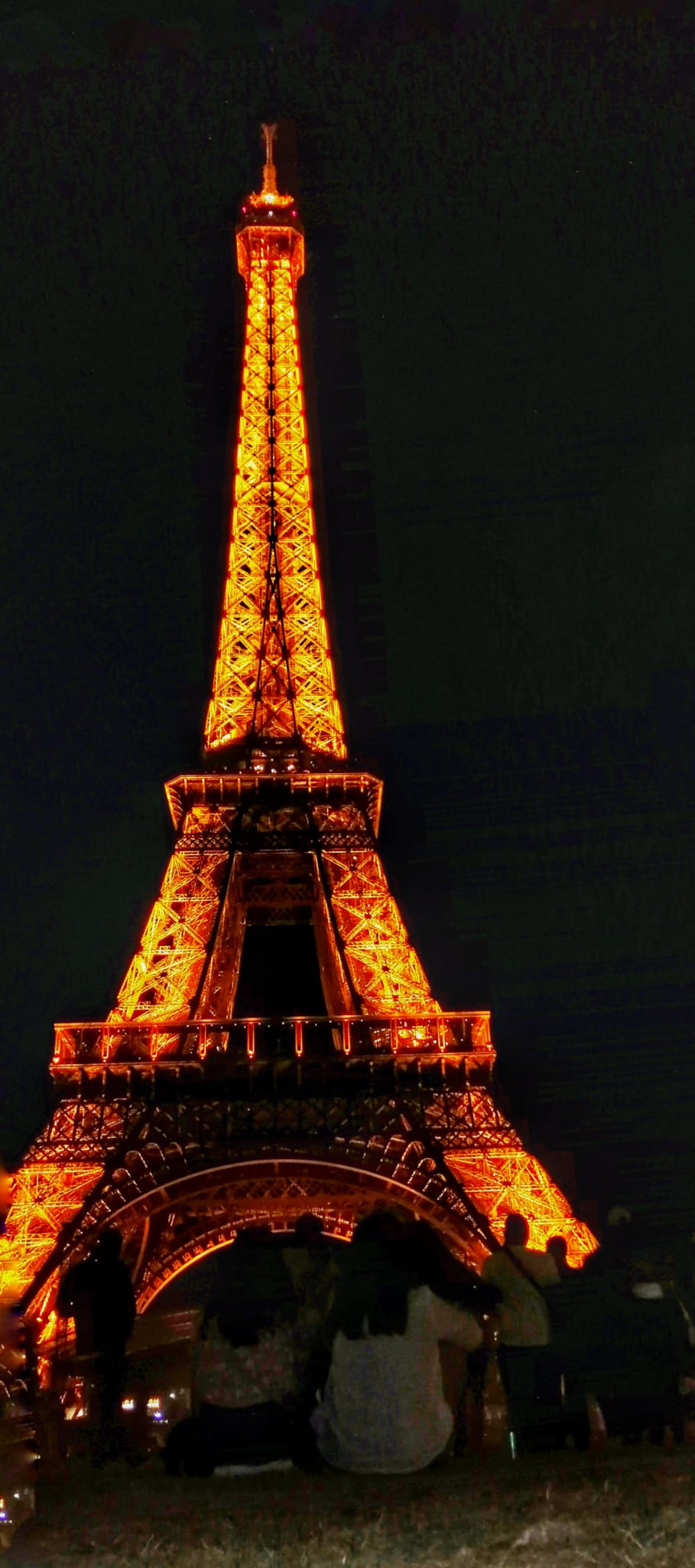 Picnic en el Campo de Marte frente a la Torre Eiffel