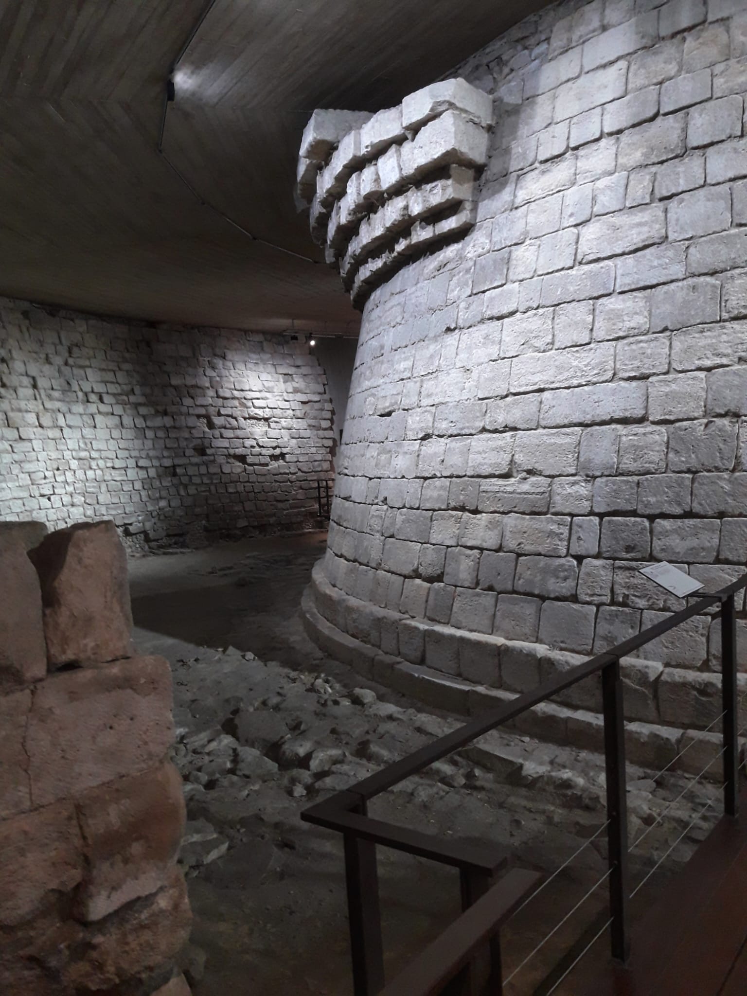 Muralla bajo el Louvre