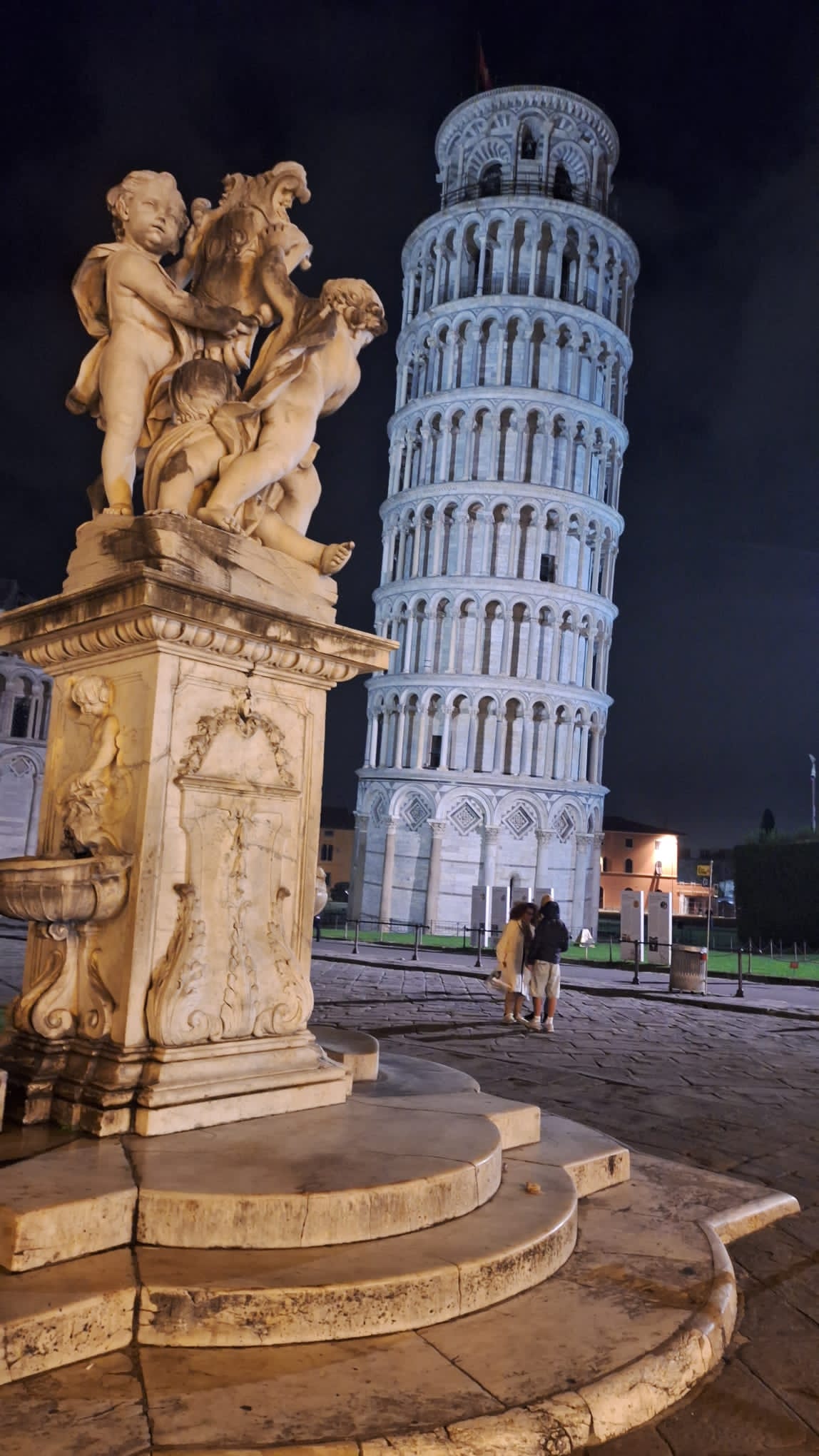 Torre de Pisa iluminada de noche