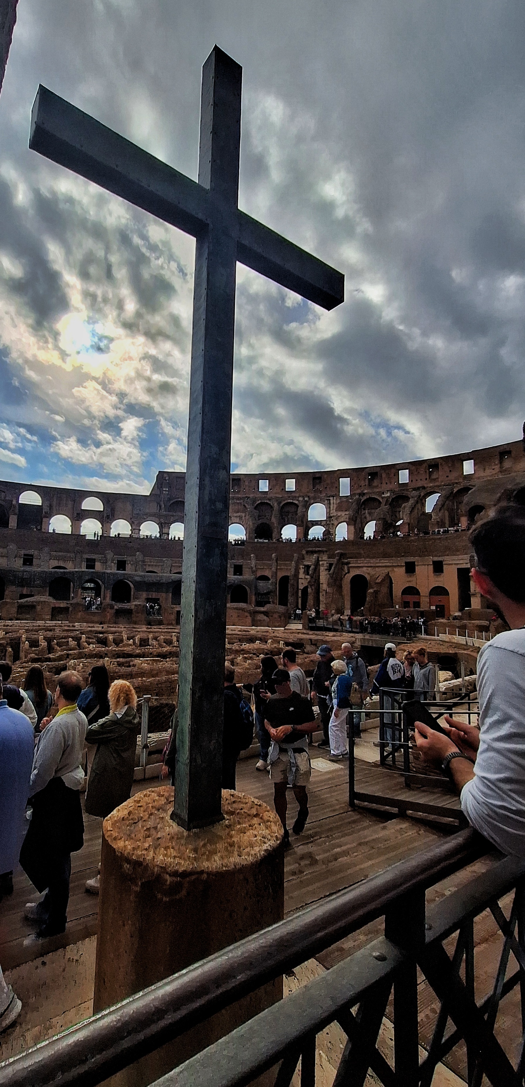 Cruz en homenaje a los Cristianos caídos en el Coliseo