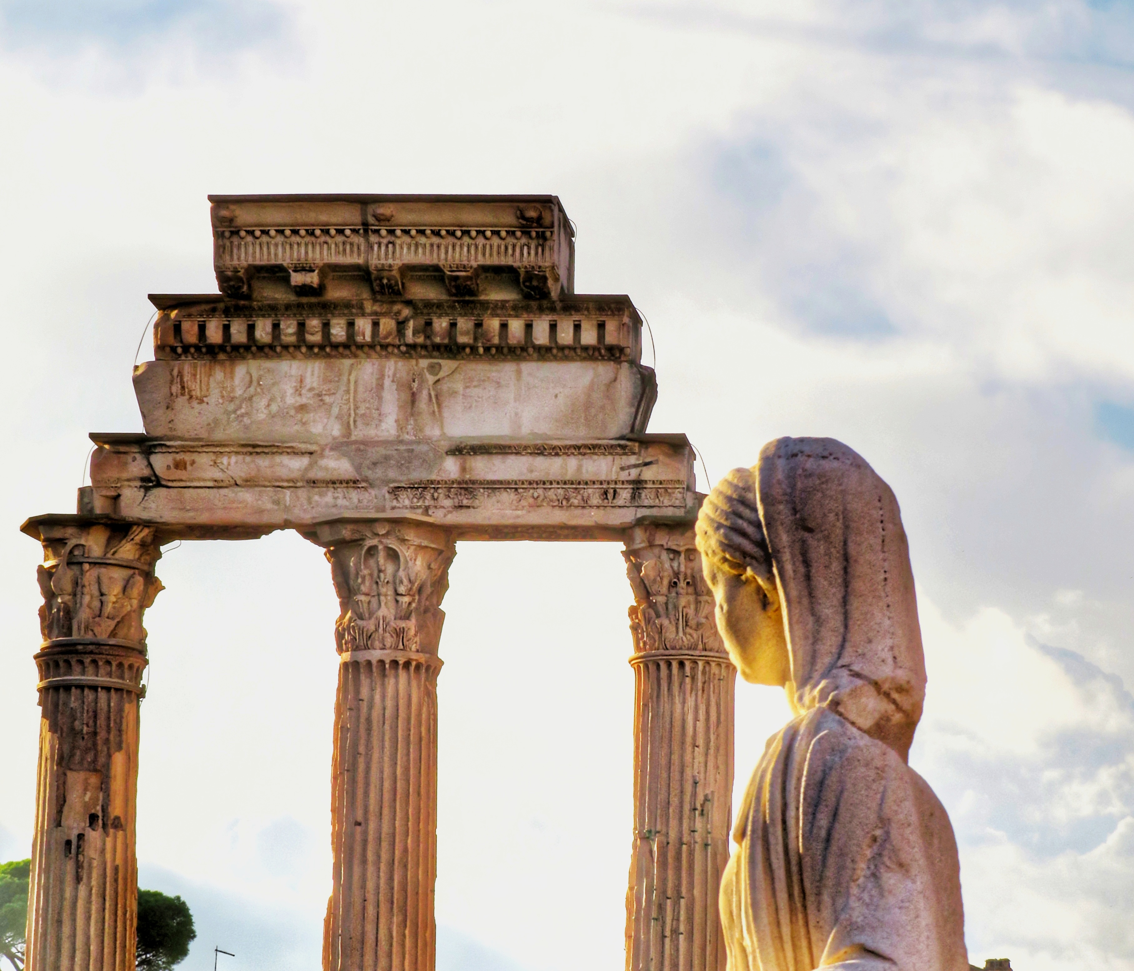 Foro Romano - Vestal mirando...