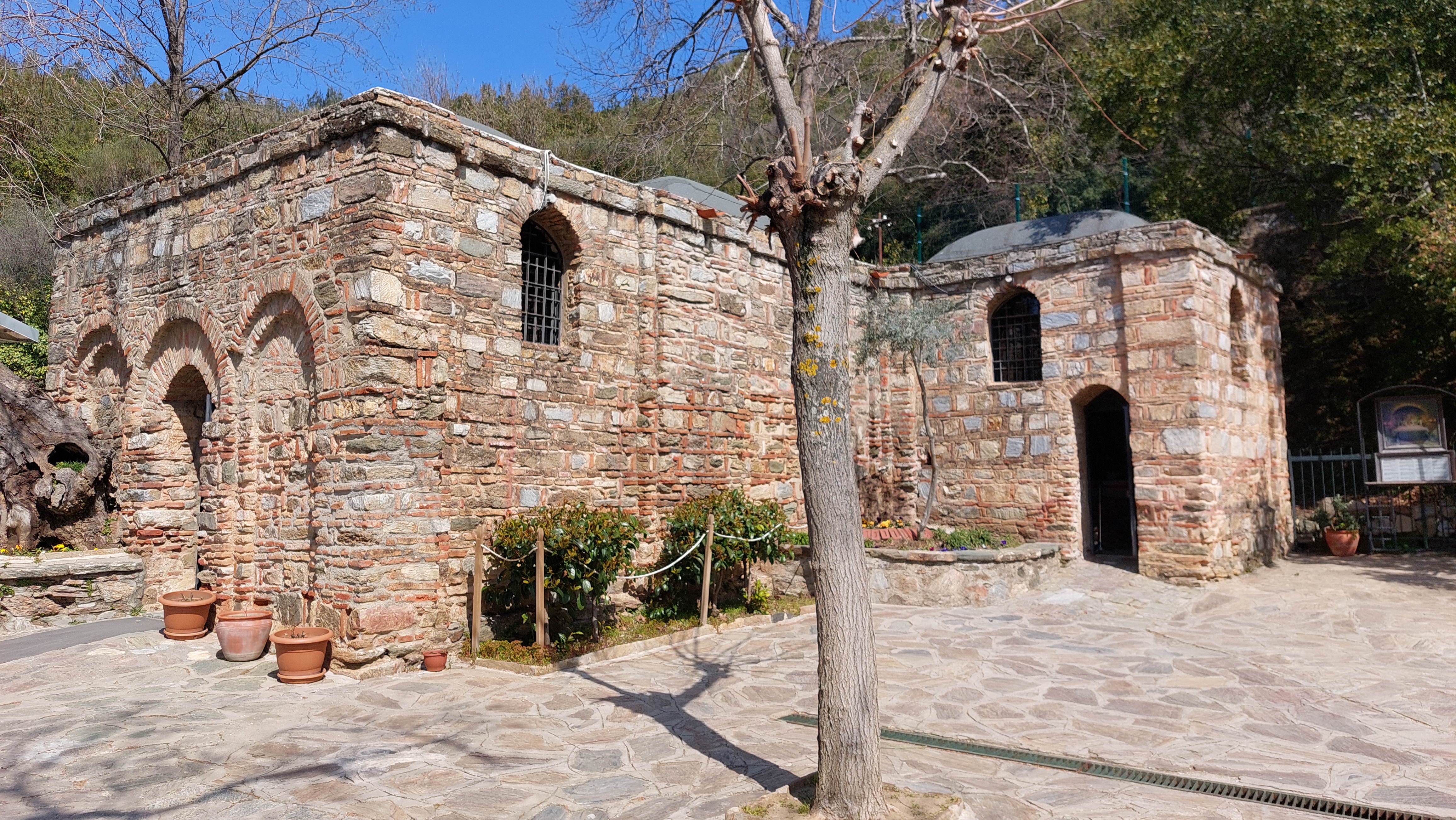 Entrada a la Casa de la Virgen María en Selçuk, Turquía