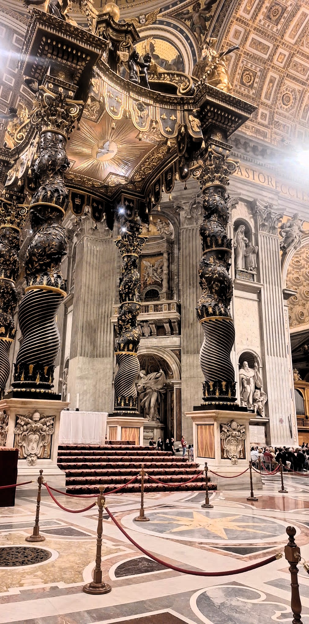 El Baldaquino de Bernini bajo la cúpula de Miguel Ángel